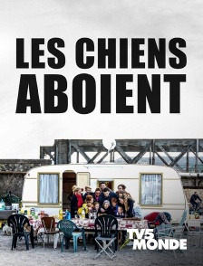 Les chiens aboient