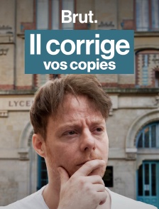 Un prof corrige les copies du bac philo à la sortie du lycée