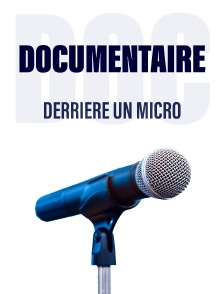 Derrière un micro