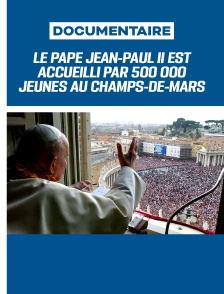Le pape Jean-Paul II est accueilli par 500 000 jeunes au Champs-de-Mars