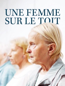 Une femme sur le toit