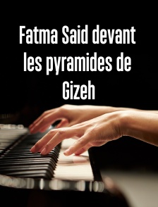 Fatma Said devant les pyramides de Gizeh
