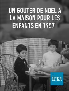 INA - Un goûter de Noël à la maison pour les enfants en 1957