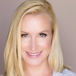 Angela Kinsey - Présentatrice