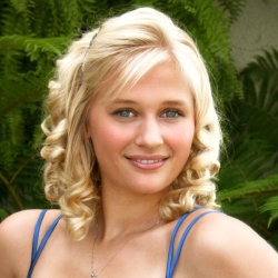 Carly Schroeder - Actrice