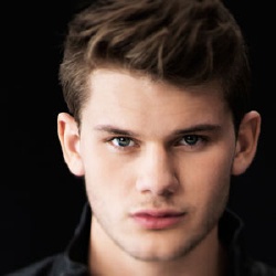 Jeremy Irvine - Acteur