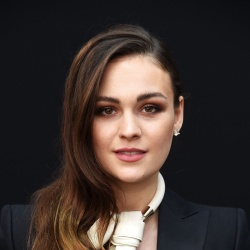 Sophie Skelton - Actrice