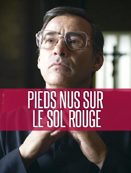 Pieds nus sur le sol rouge